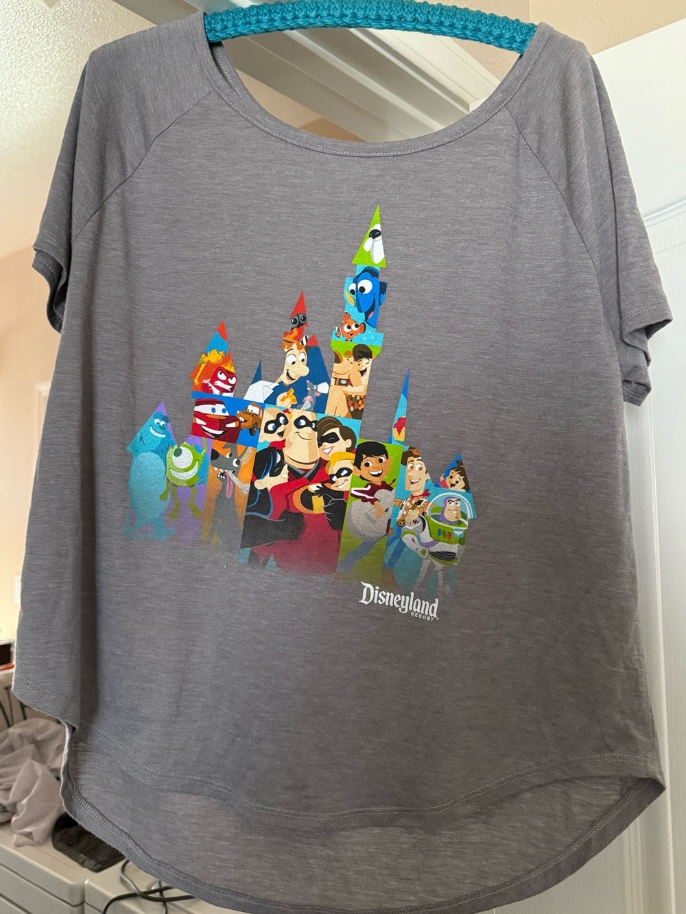 Disneyland Pixar Fest 2018 Graphic T-Shirt Womens Large Gray Short Sleeve Tee